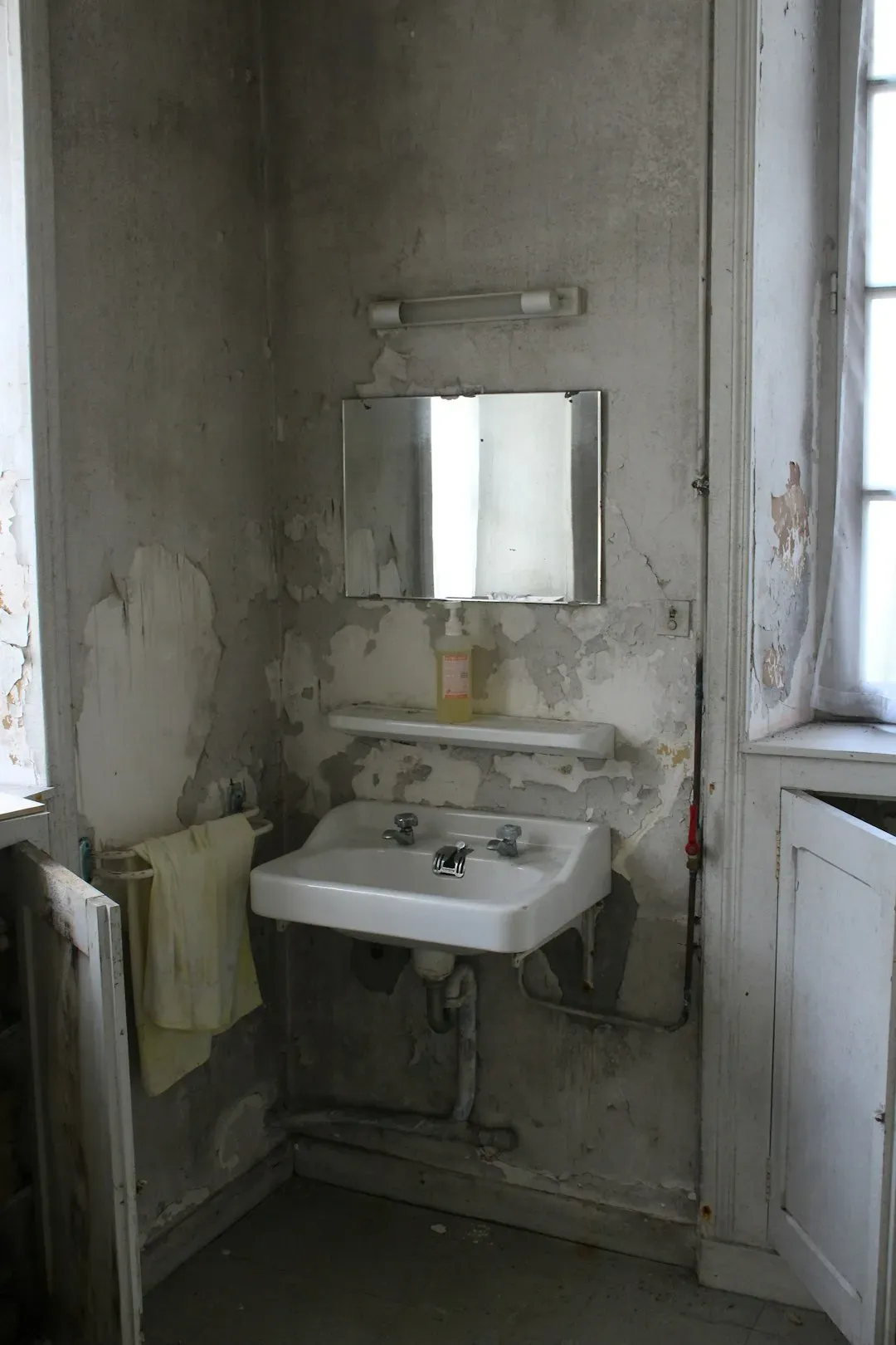 7. The Bathroom Shows Signs of Mold or Soap Scum (Image Credits: Unsplash)