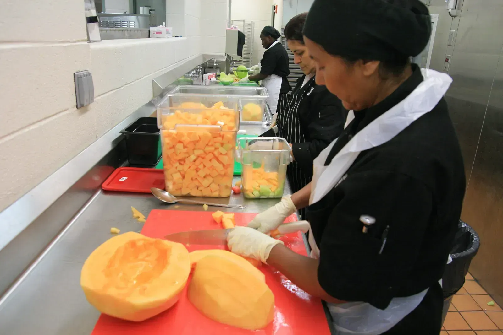 Skipping the Wash on Thick-Skinned Produce (Image Credits: By DC Central Kitchen, CC BY 2.0, https://commons.wikimedia.org/w/index.php?curid=26196805)
