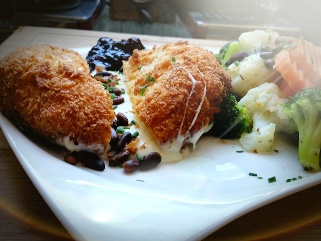 Early Bird Specials and Off-Peak Dining (Image Credits: Flickr)