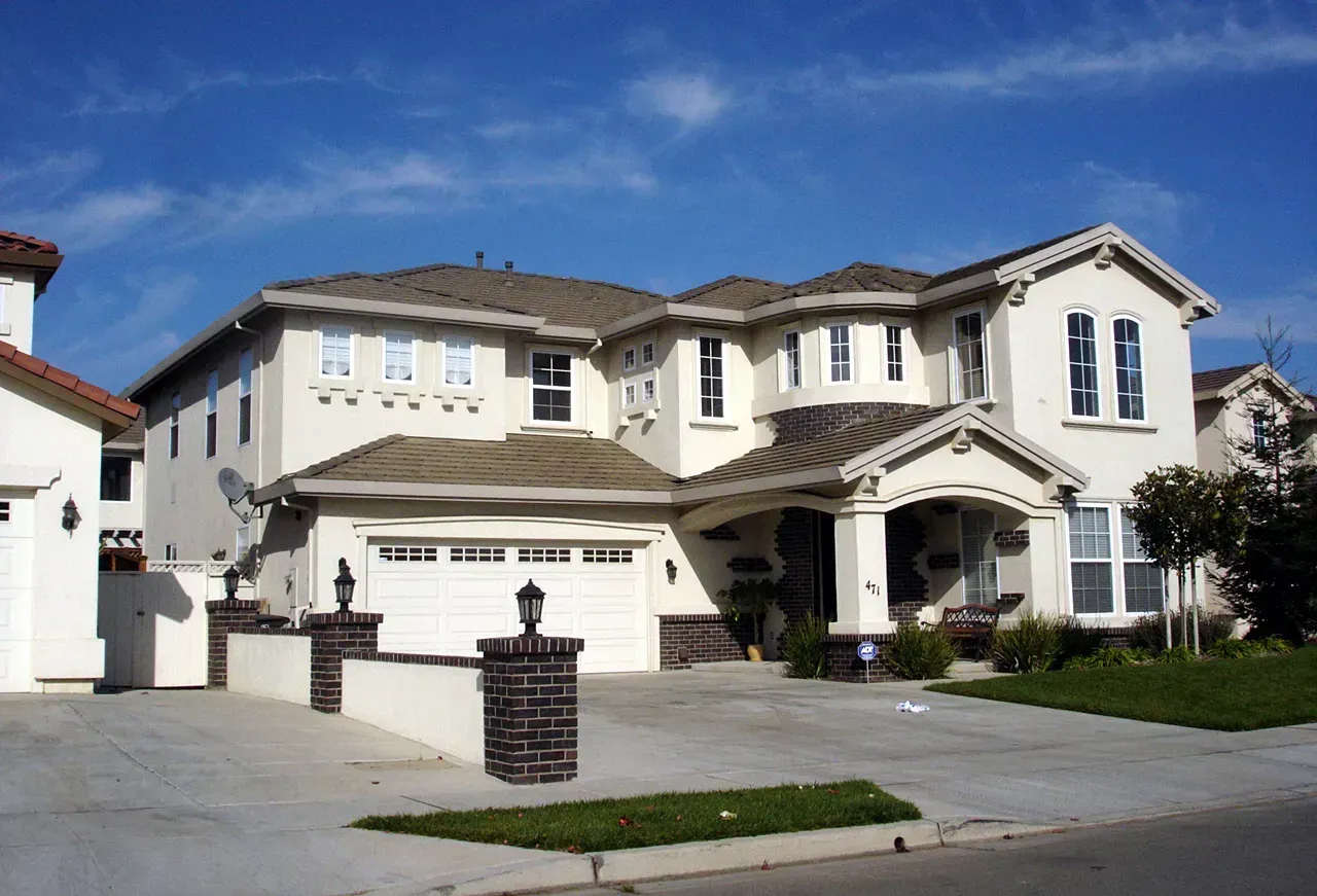 Suburban McMansions with Excessive Square Footage (Image Credits: By Brendel, CC BY-SA 2.5, https://commons.wikimedia.org/w/index.php?curid=1307710)