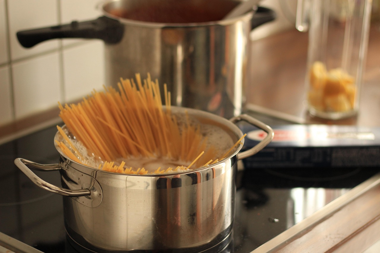 Adding Oil to Pasta Water (image credits: pixabay)