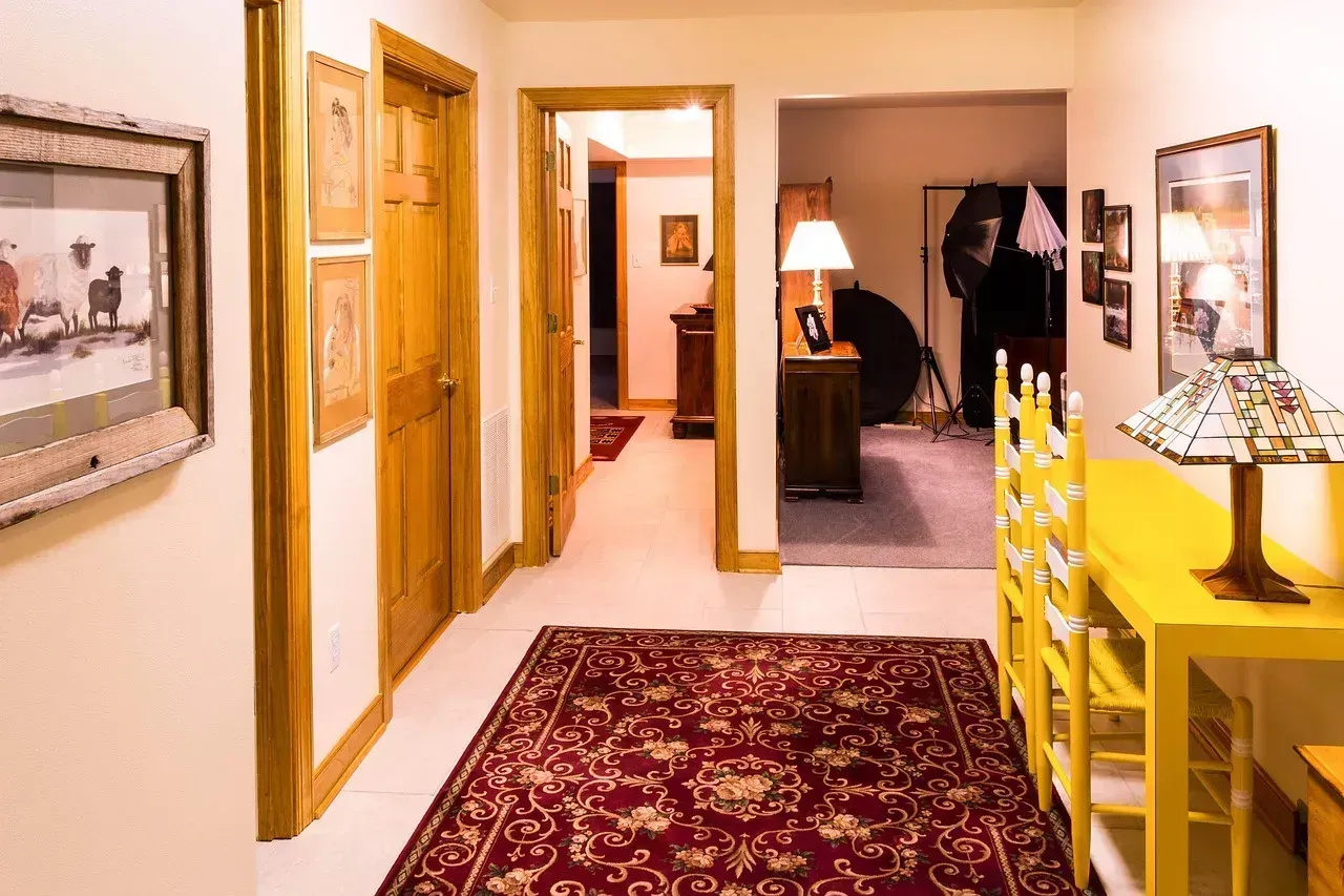Lack of Professional Staging (Image Credits: Pixabay)