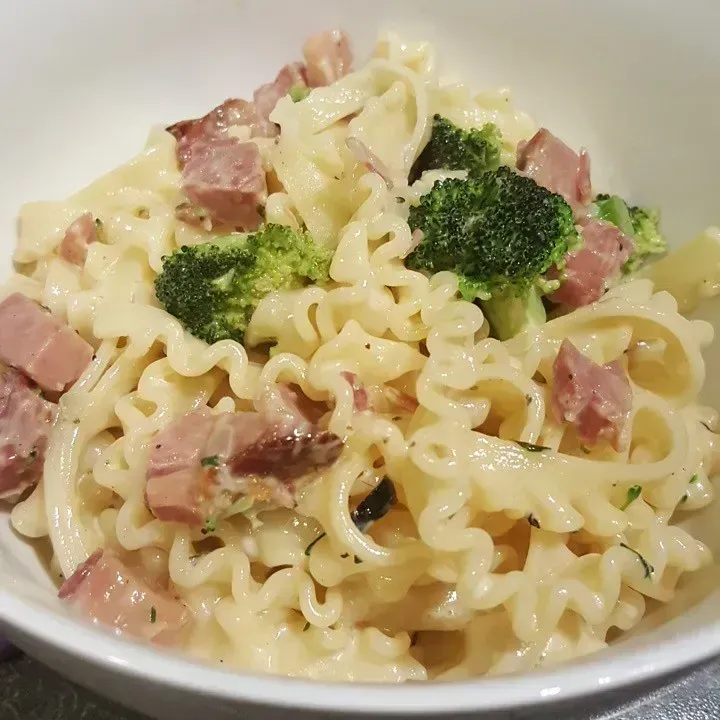 9. Saucy Leftover Pasta Left on the Stovetop (Image Credits: Flickr)