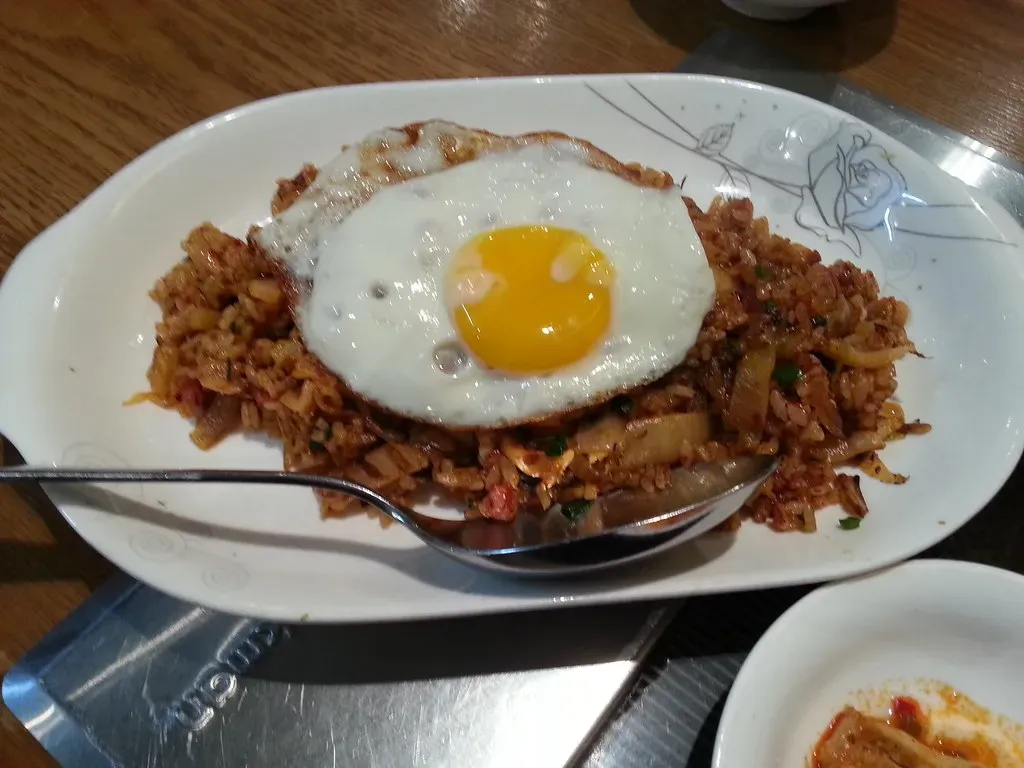 7. Kimchi Fried Rice With a Fried Egg: The Budget-Friendly Pantry Hero (Azchael, Flickr, CC BY 2.0)