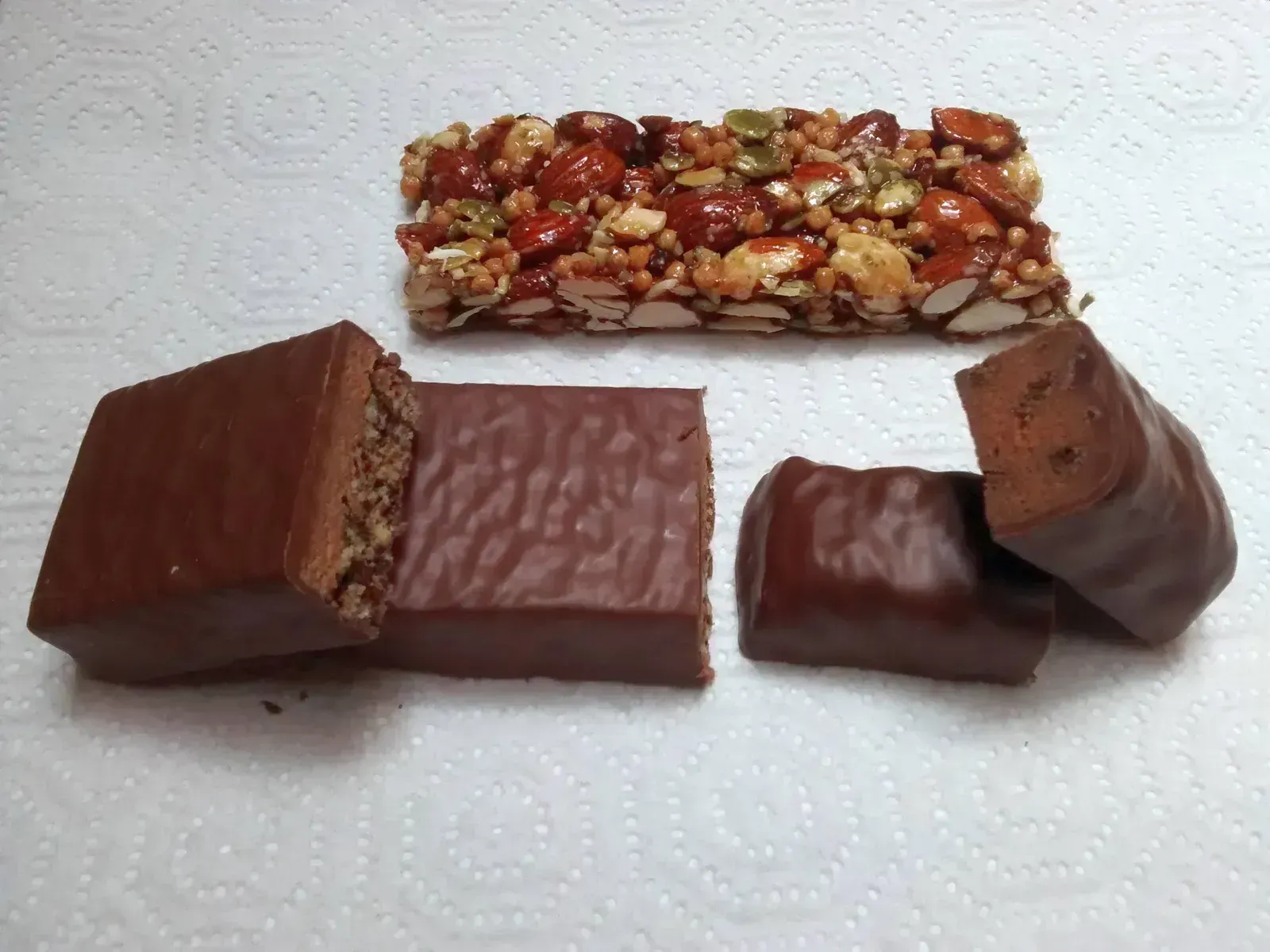 Protein Bars Loaded With Sugar and Artificial Additives (Image Credits: Wikimedia)
