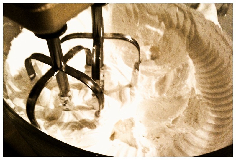 Hand-Crank Egg Beater Whips Electric Mixers (Image Credits: Flickr)