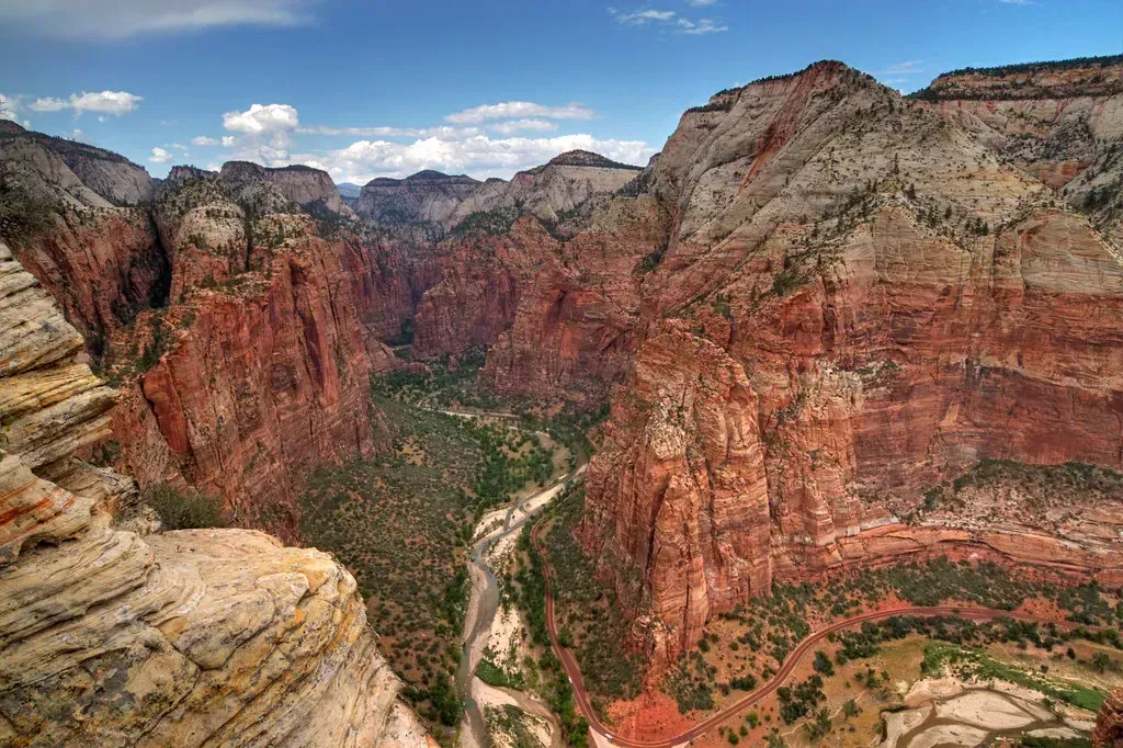 Angels Landing, Zion National Park: The Chain Section Cliff Walk (Image Credits: Flickr)