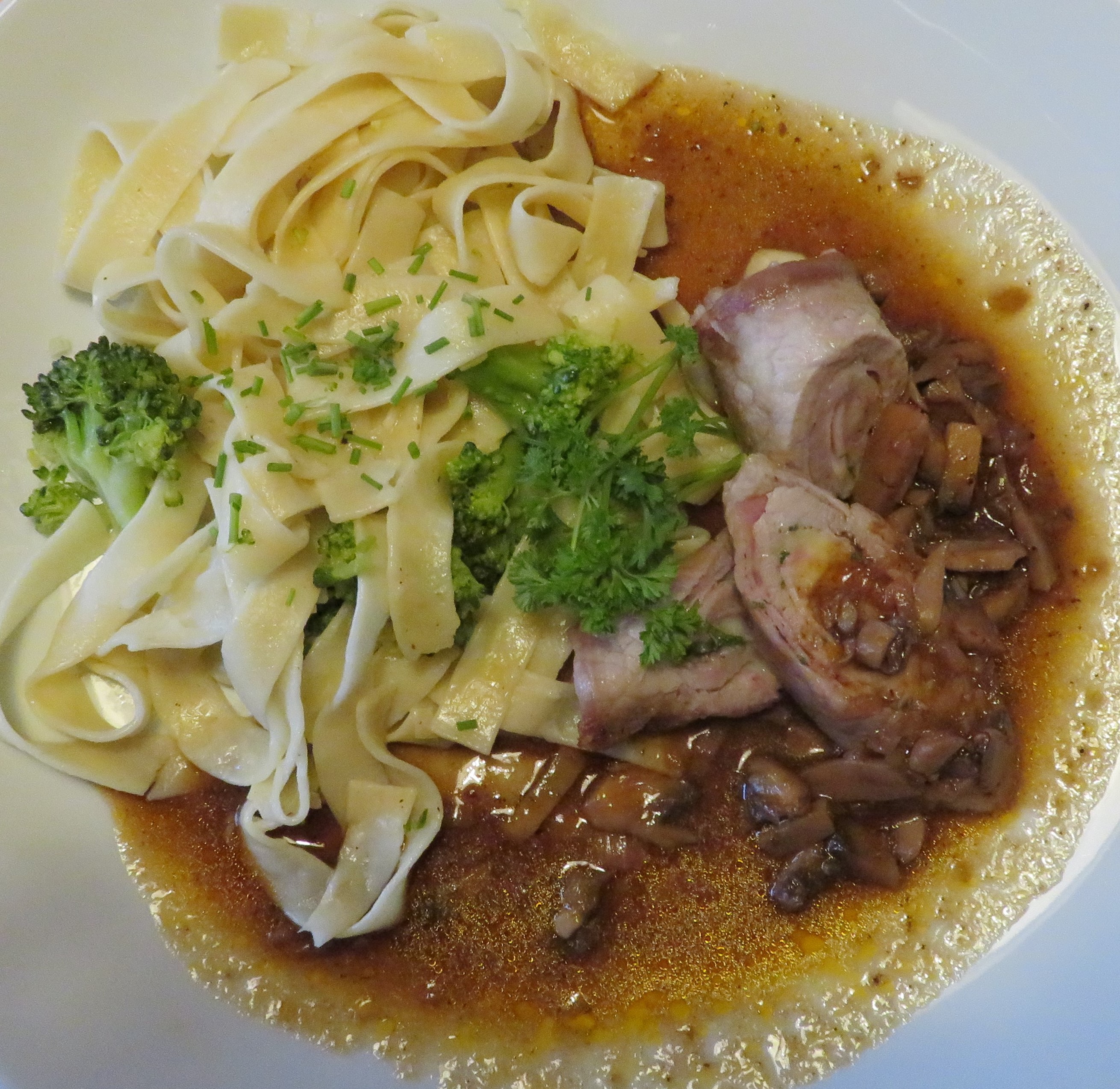Asian-Inspired Beef and Broccoli Noodle Bowl (image credits: wikimedia)