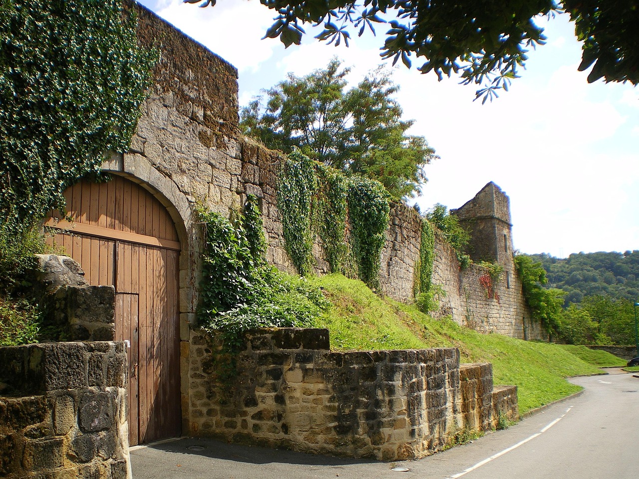Figeac, France - Medieval Elegance in the Lot Valley (Image Credits: Pixabay)