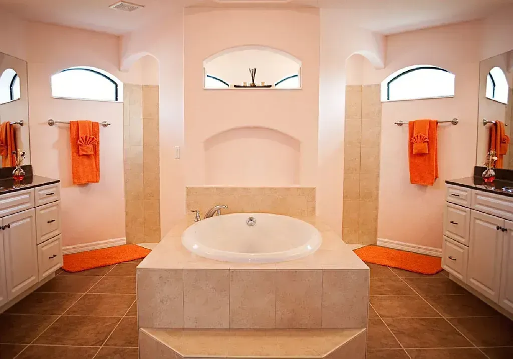 2. The Spa-Like Bathroom Dream (VillaEarlySunset, Flickr, CC BY 2.0)