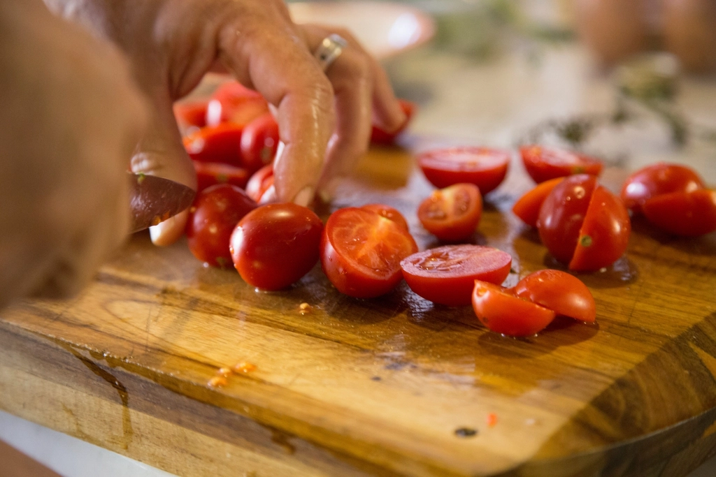 Using Plastic Chopping Boards Instead of Wood (Image Credits: Rawpixel)