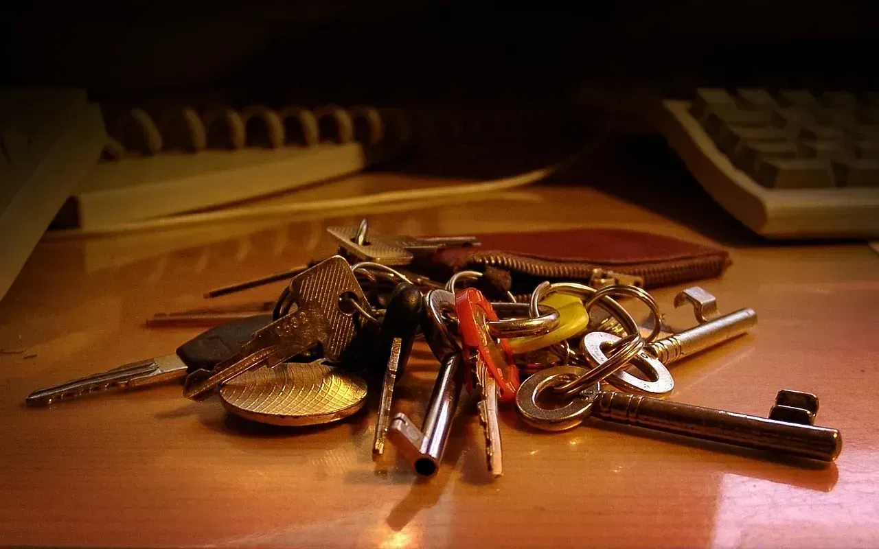 An Actual Entryway Table With a Dish for Keys and Mail (Image Credits: Pixabay)