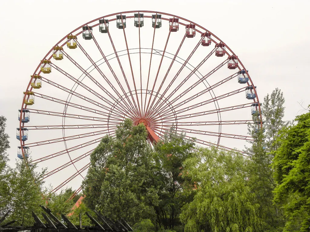Six Flags Collapses Under Crushing Debt Load (Image Credits: Flickr)