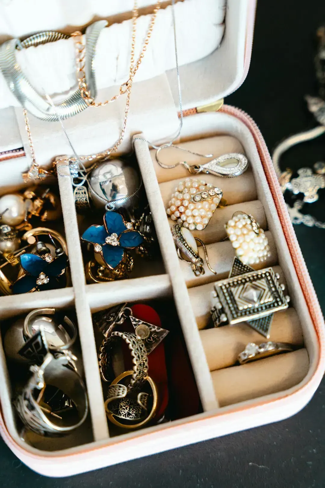 Heavy Jewelry and Complicated Accessories Signal the Inexperienced Traveler (Image Credits: Unsplash)