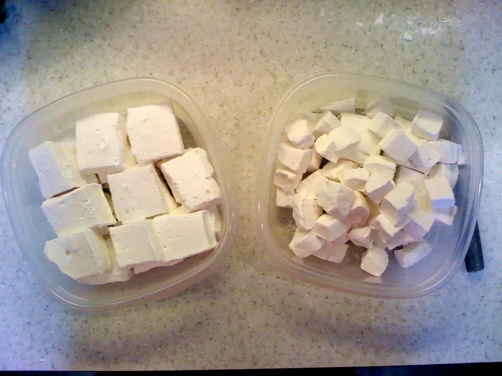 Filling with cocoa and marshmallows (Kelly Sue, Flickr, CC BY-SA 2.0)