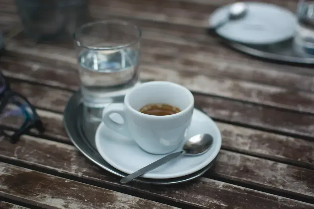 Strategic Hydration Before Caffeine (Image Credits: Rawpixel)
