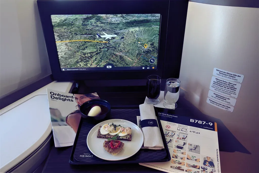 4. Eat During Communal Meal Service (Cityswift 123, Flickr, CC BY 2.0)