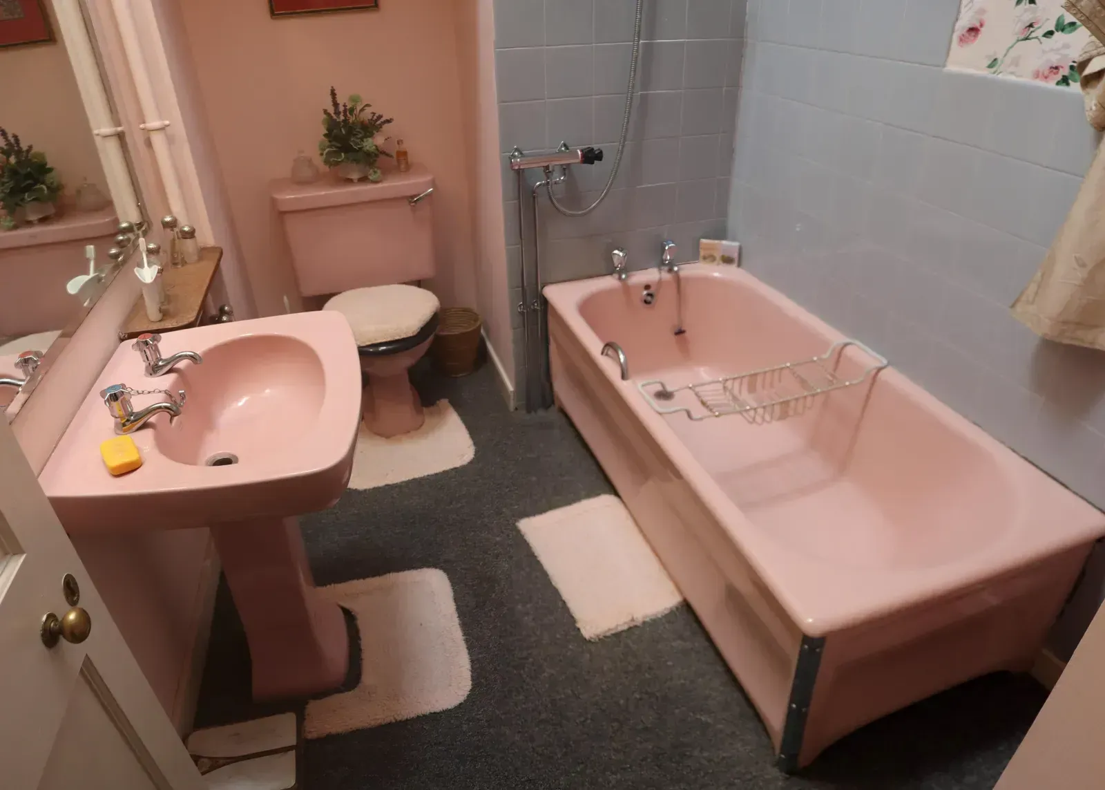 Carpeted Bathrooms and Other Questionable Flooring Decisions (Image Credits: By Mike Shaw, CC BY-SA 4.0, https://commons.wikimedia.org/w/index.php?curid=108158468)