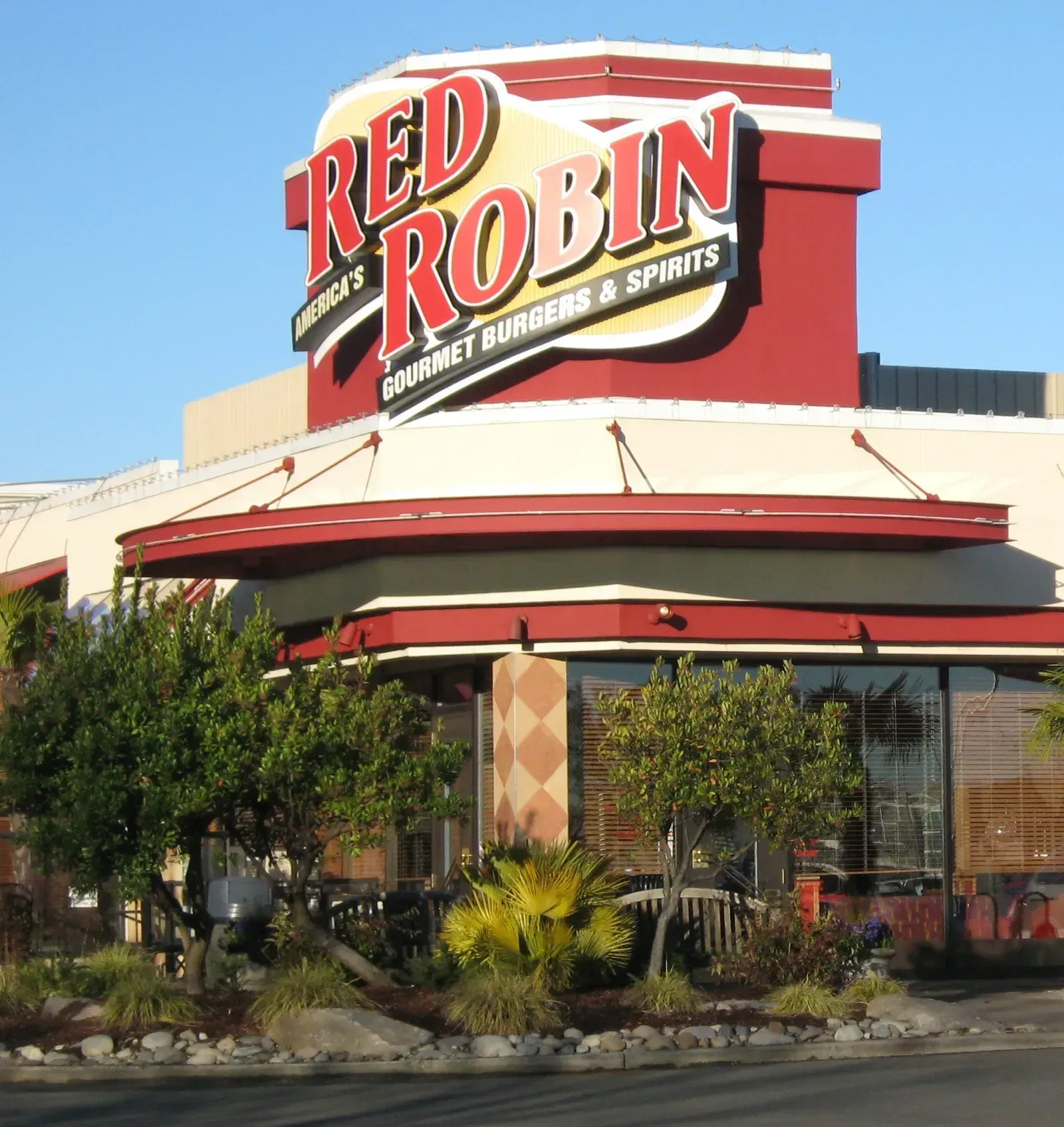7. Red Robin: Closing Doors, Losing Fans (Image Credits: Own work (Original text: self-made), Public domain)