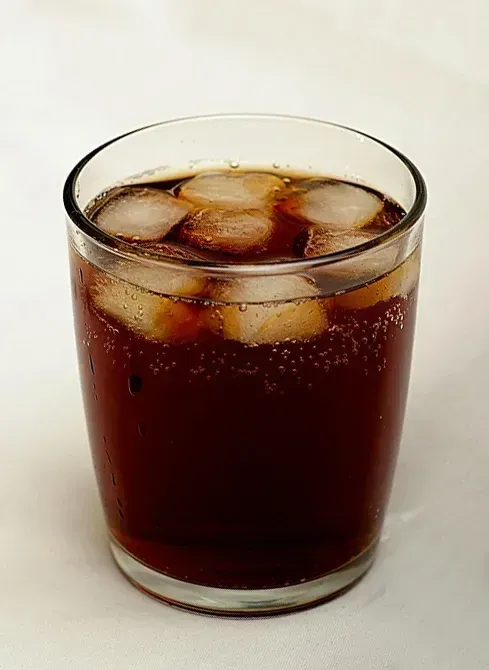 The Ice Trick That Waters Down Your Drink And Your Wallet (Image Credits: Wikimedia)
