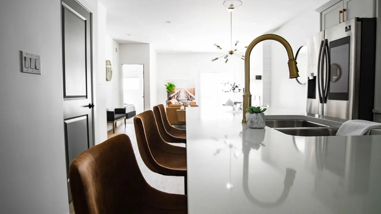 9. Waterfall Kitchen Islands (Image Credits: Pixabay)