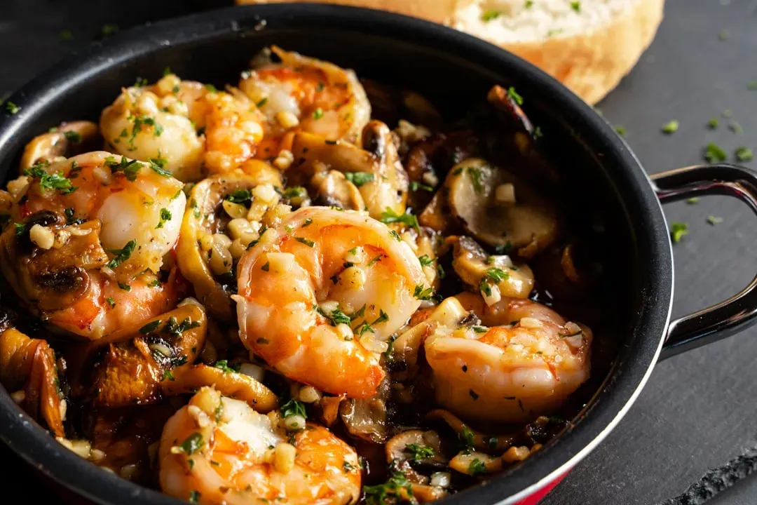 Garlic butter shrimp and asparagus (Image Credits: Unsplash)