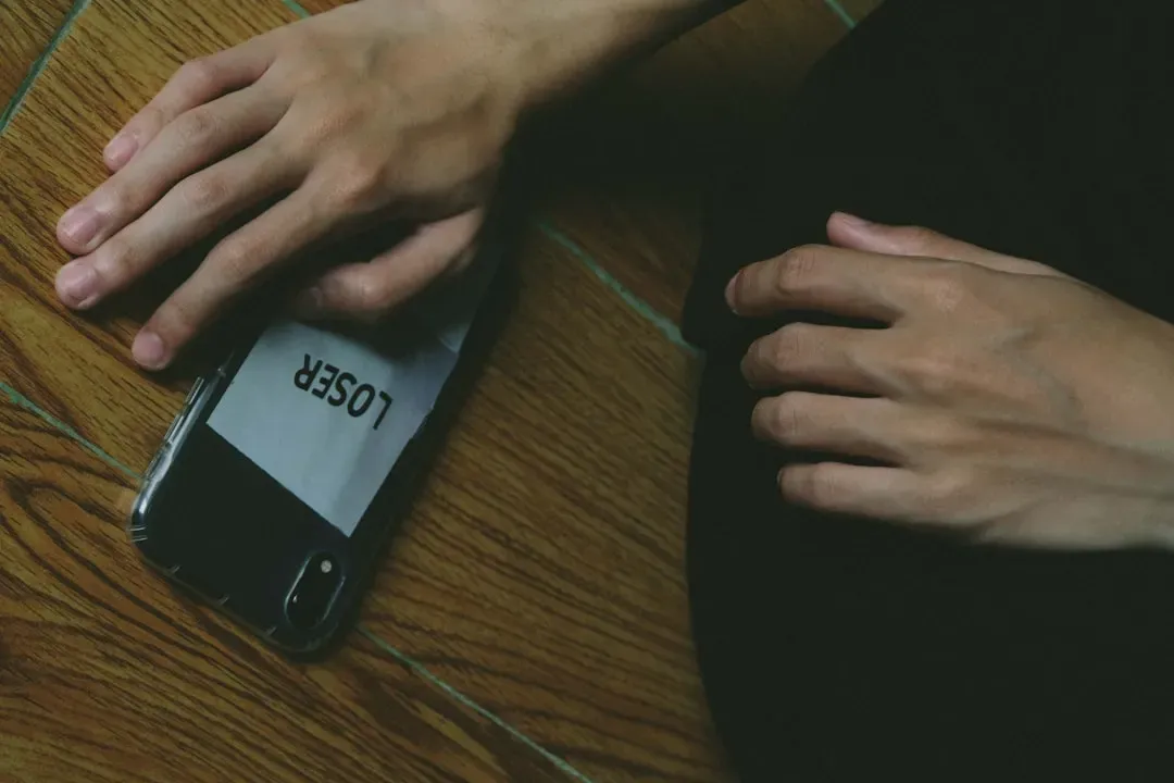 Myth 9: Scrolling Through Your Phone Counts as a Rest Break (Image Credits: Unsplash)