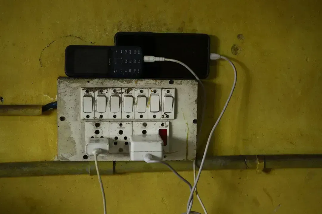 Ungrounded Three-Prong Outlets in Older Homes (Image Credits: Unsplash)