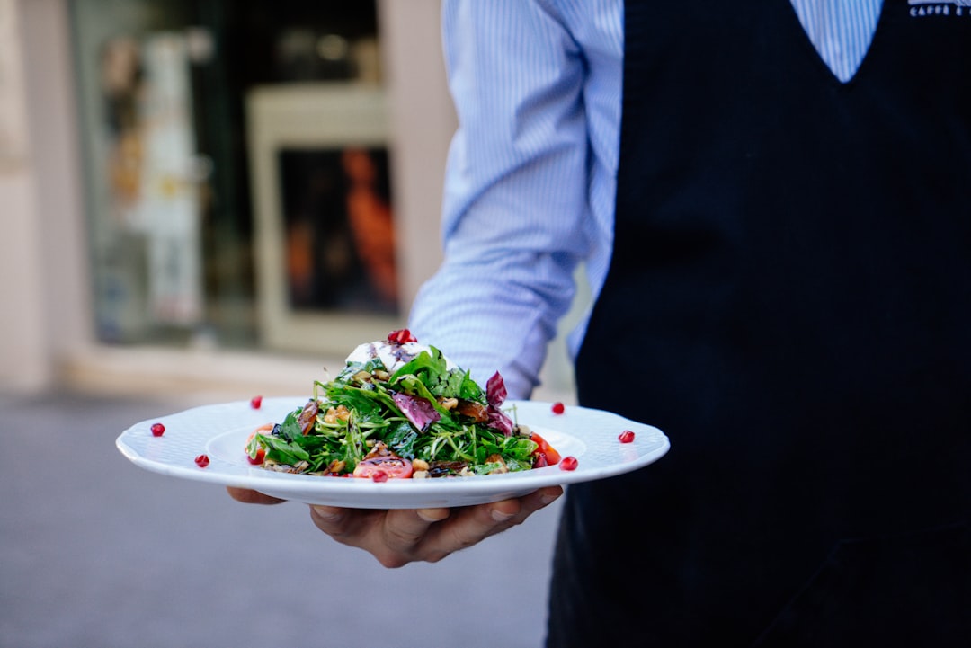 Servers Use Psychological Sales Techniques (Image Credits: Unsplash)