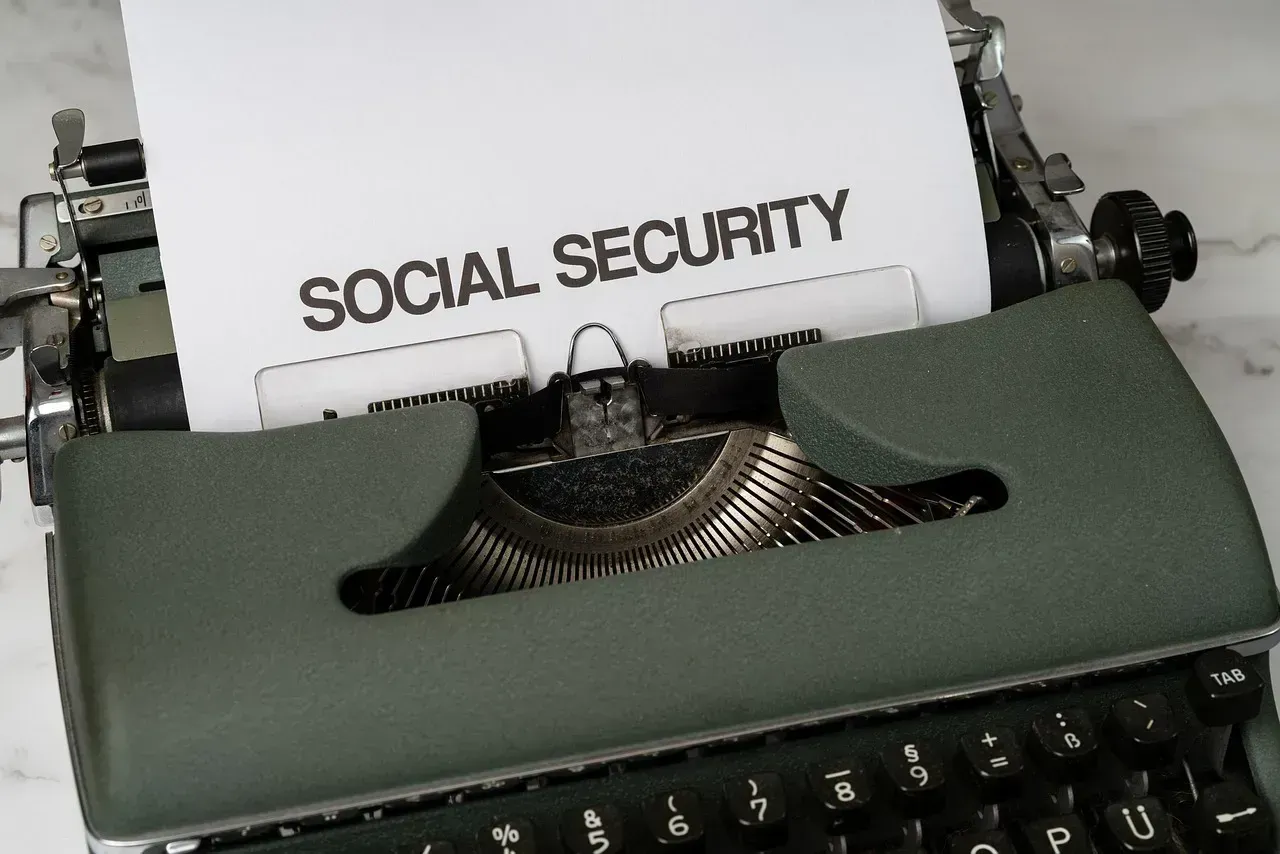 The Social Security Earnings Trap That Catches Nearly Everyone Off Guard (Image Credits: Pixabay)