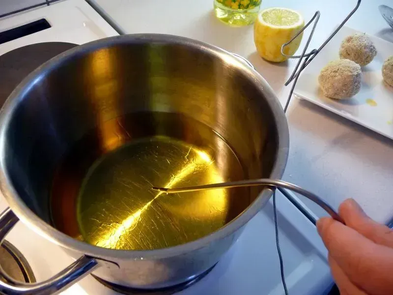 Using the Wrong Oil Temperature or Type for the Job (Image Credits: Flickr)