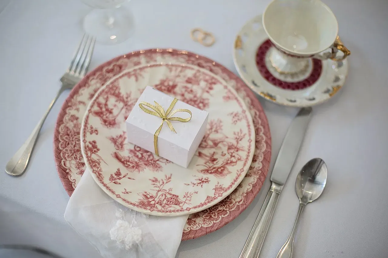 Fine China Dinnerware Sets (Image Credits: Pixabay)