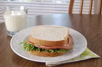 Bologna and Cheese Sandwiches on White Bread (Image Credits: By Diderot's dreams, CC BY 3.0, https://commons.wikimedia.org/w/index.php?curid=8854660)