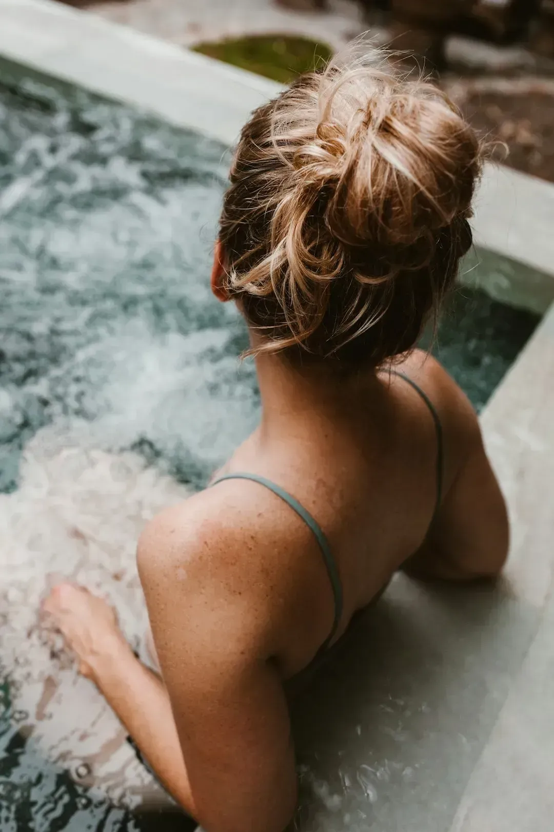 Hot Tubs That Seem Luxurious Until You Consider The Maintenance Nightmares (Image Credits: Unsplash)