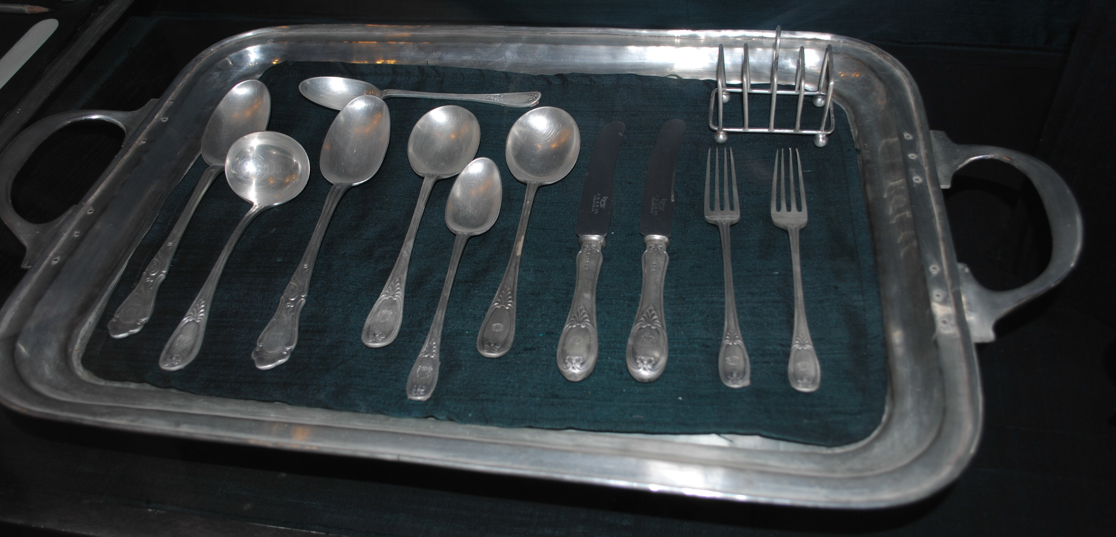 Sterling Silver Flatware Sets Shine Bright (Image Credits: Wikimedia)