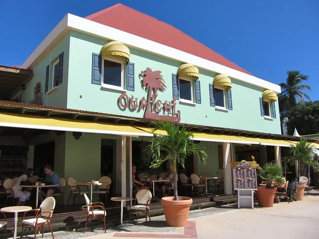 4. The Souvenir-Shop-Attached Eatery (puroticorico, Flickr, CC BY-SA 2.0)