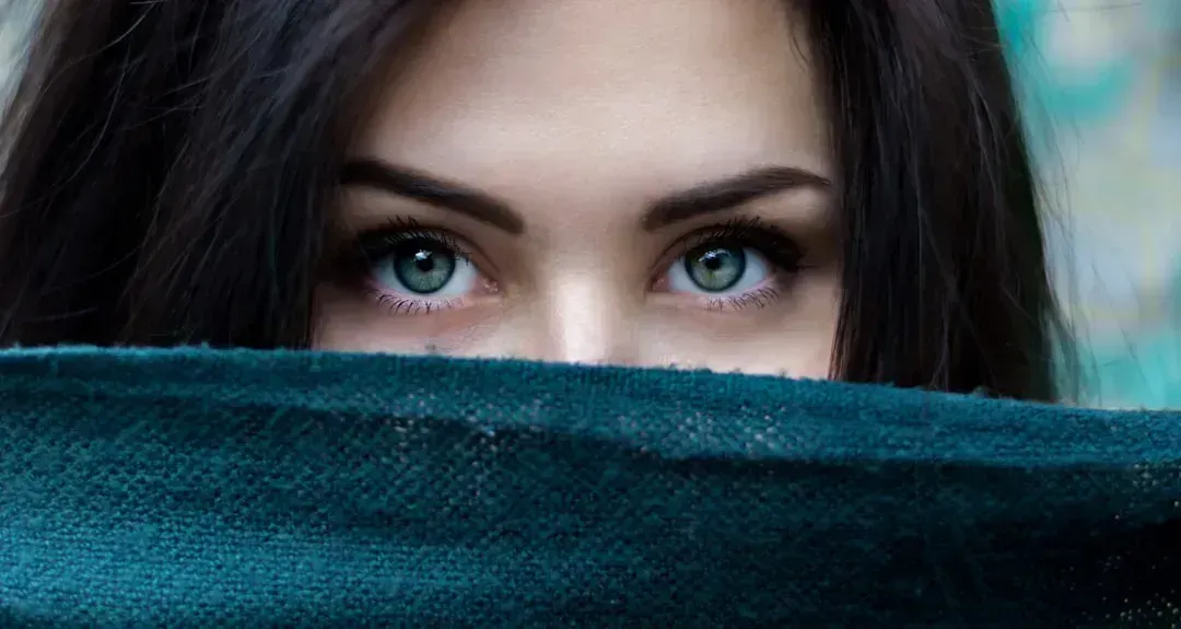 Eye Contact Is Your Secret Weapon (Image Credits: Unsplash)