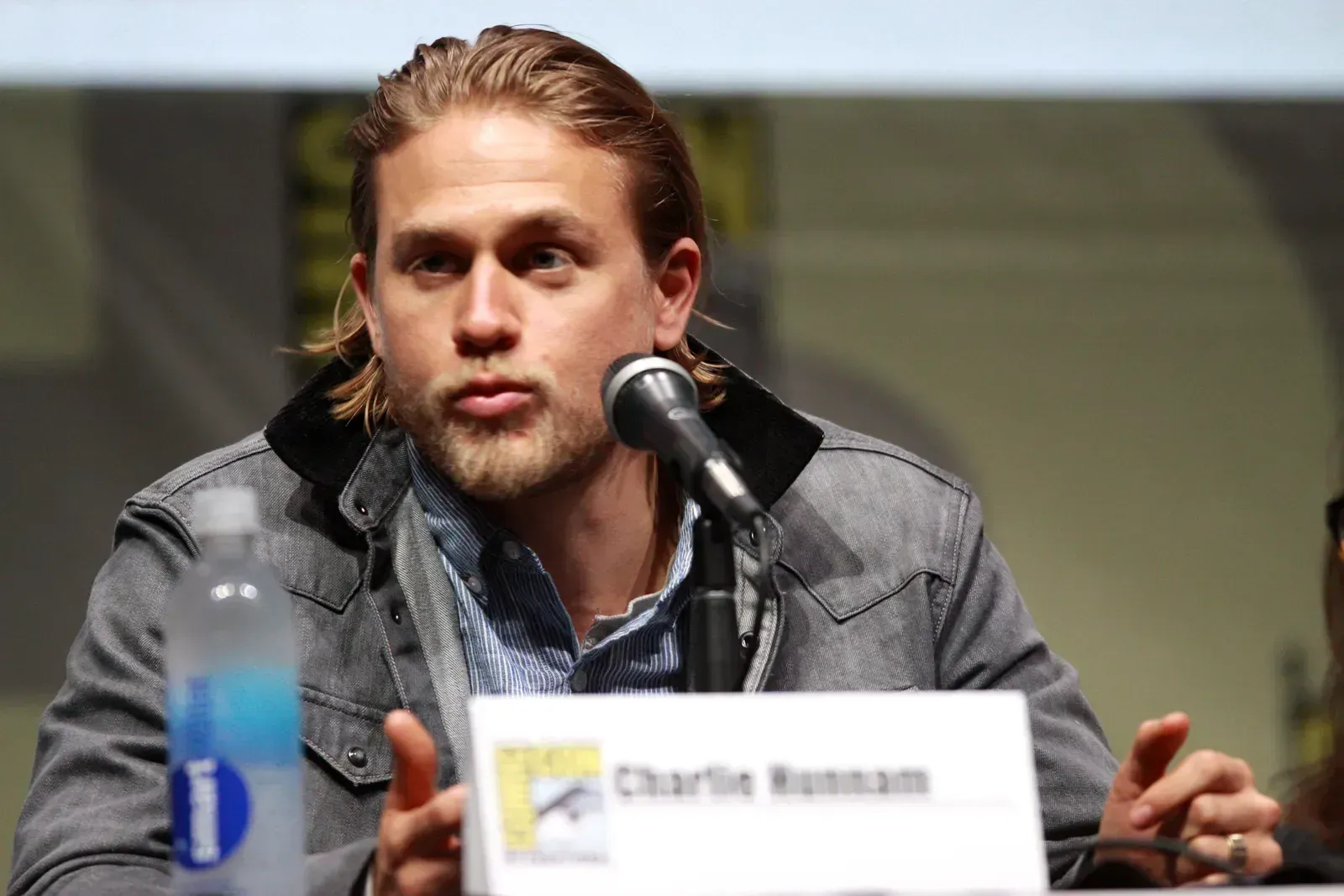 Charlie Hunnam: Newcastle's American Outlaw (Image Credits: Charlie Hunnam, CC BY-SA 2.0, https://commons.wikimedia.org/w/index.php?curid=34283188)