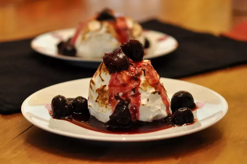 Baked Alaska (Image Credits: Flickr)