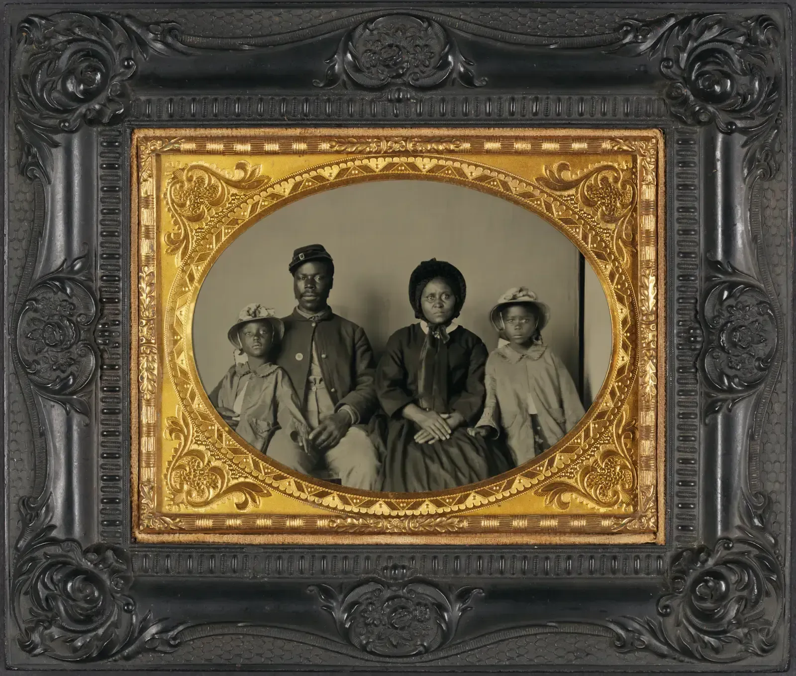 Family Photos Displayed in Actual Frames, Not Just on Phones (Image Credits: Wikimedia)