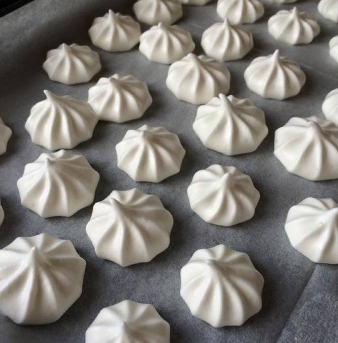 Meringue Cookies: The Delicate Whites That Crumbled Away (Image Credits: Wikimedia)