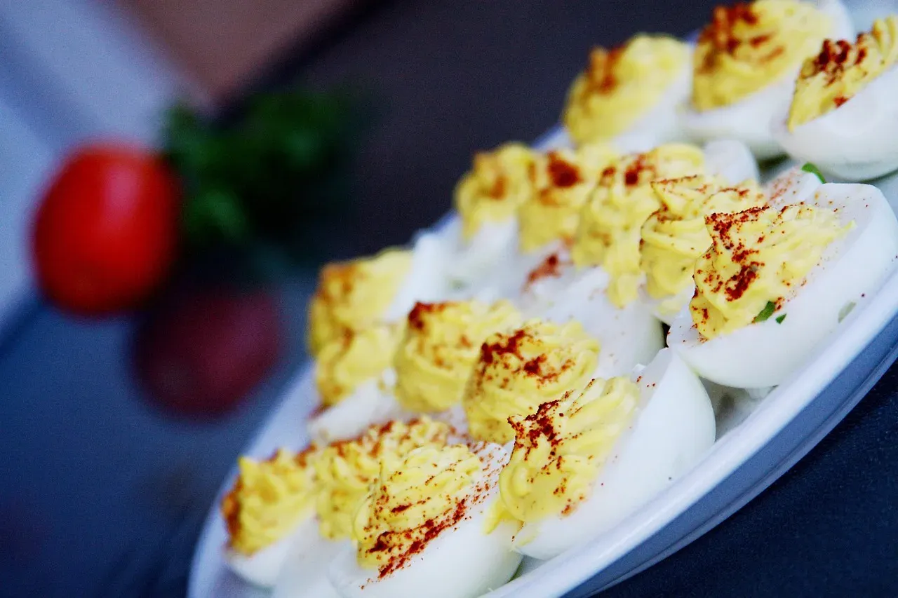 Deviled Eggs in Tupperware Containers (Image Credits: Pixabay)