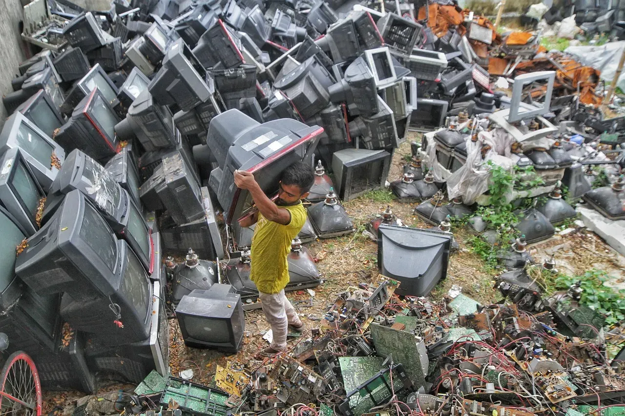Electronics and E-Waste (Image Credits: Pixabay)
