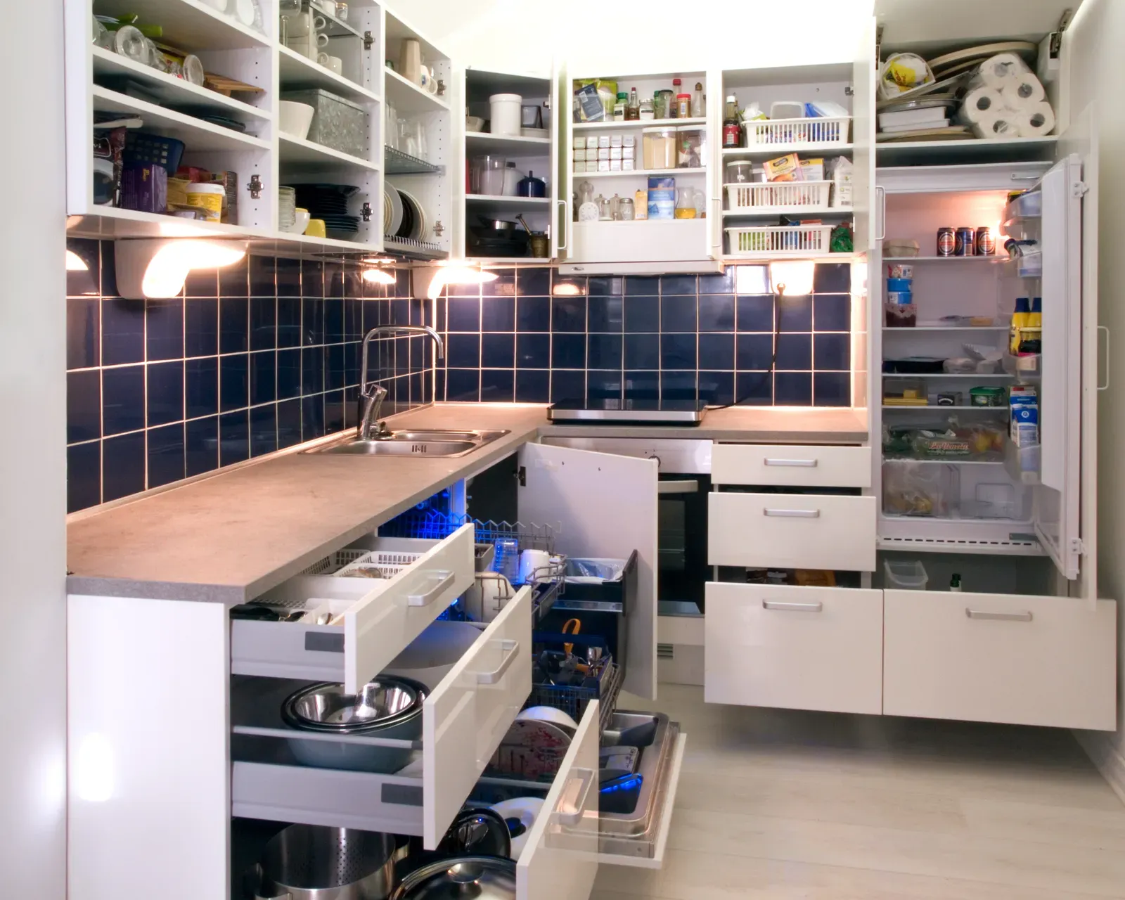 Kitchen Open Shelving (Image Credits: Wikimedia)