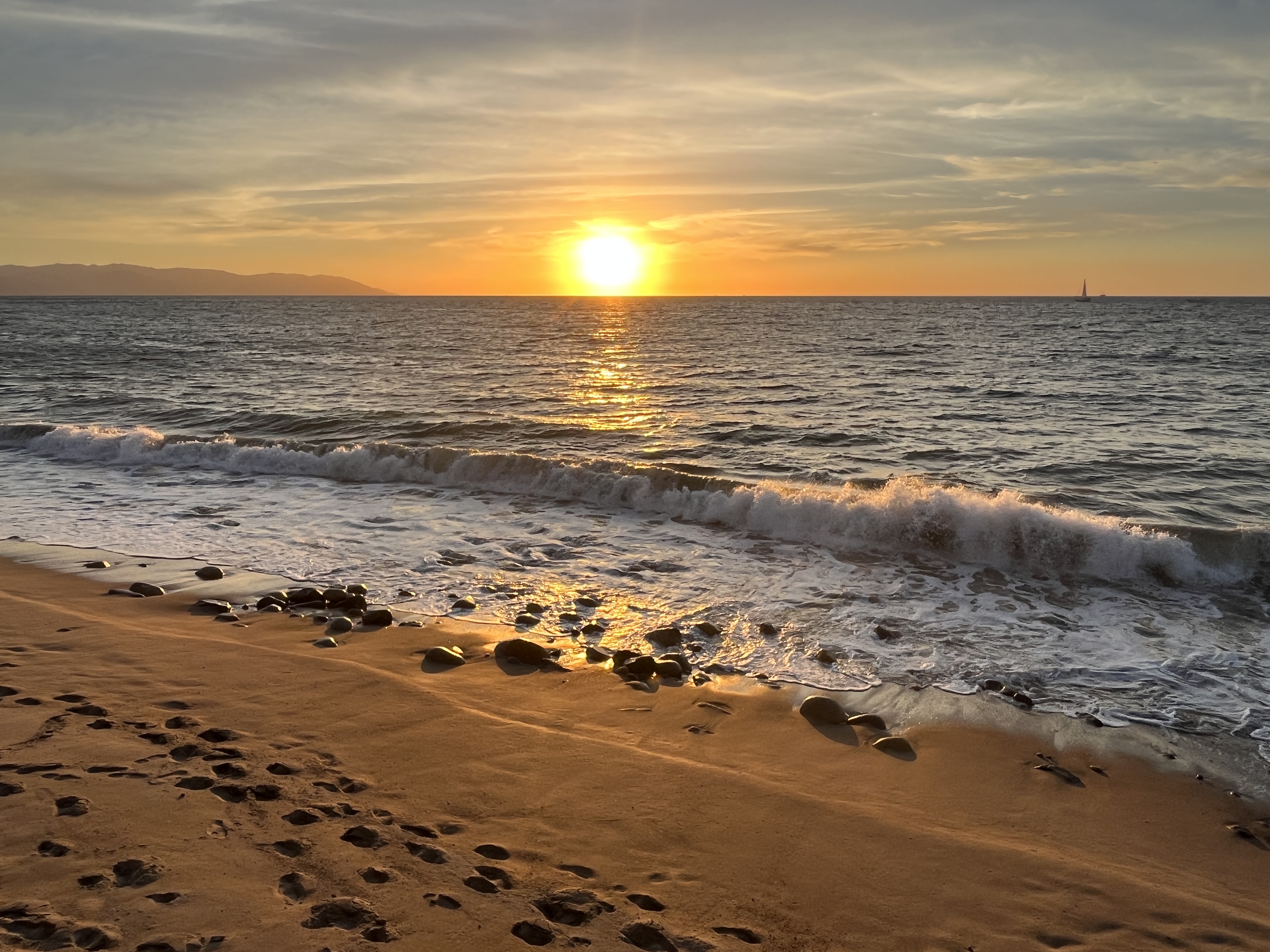 Mexican Pacific Coast: Surf Towns and Savings (image credits: wikimedia)