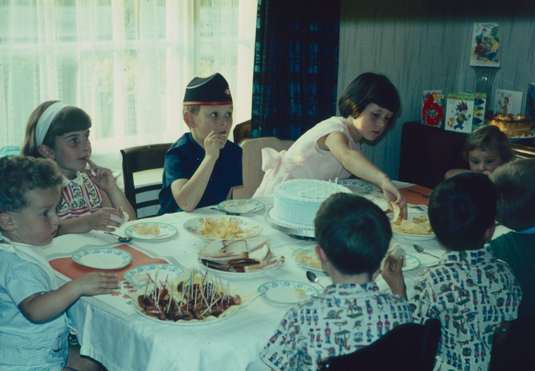 The Cultural Shift Behind 1970s Family Dining (Image Credits: Unsplash)
