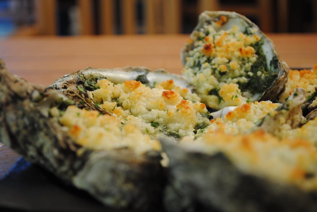 Oysters Rockefeller: From Height of Elegance to Rare Treat (Image Credits: Flickr)