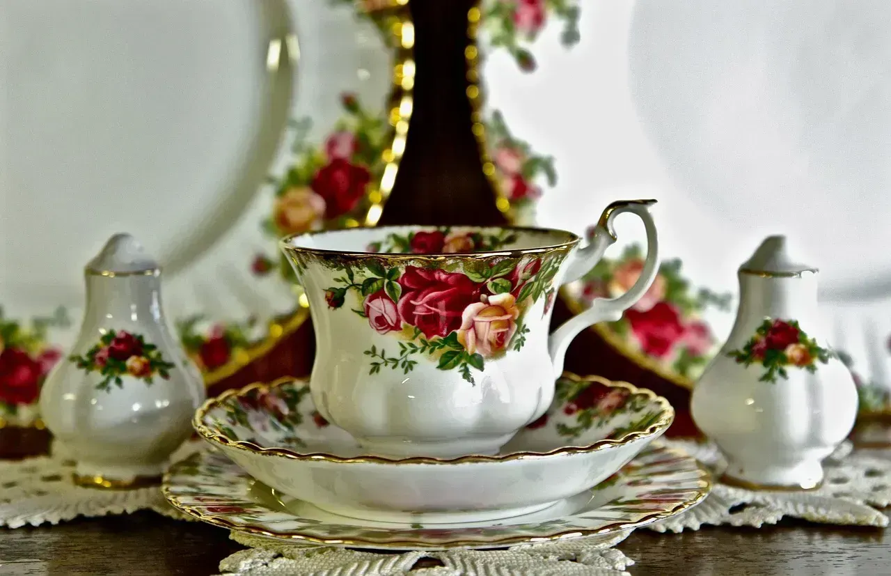 Royal Doulton Old Country Roses (Image Credits: Pixabay)