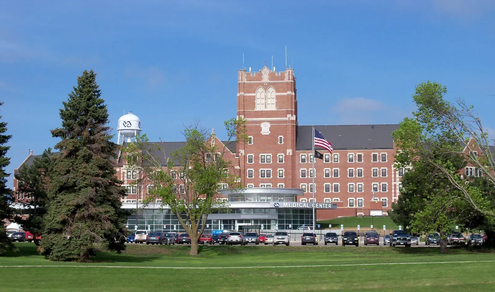 7. South Dakota: Low Taxes, Growing Cities, and Quietly Rising Costs (Image Credits: By AlexiusHoratius, CC BY-SA 3.0, https://commons.wikimedia.org/w/index.php?curid=26725837)