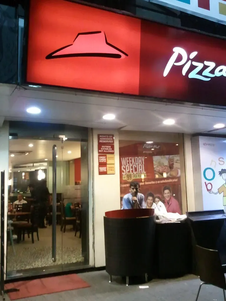 Pizza Hut: The Red Roof That Felt Like Home (Kuruman, Flickr, CC BY 2.0)